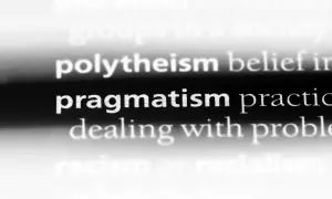 Pragmatyzm: praktyczne podejście do rozwiązywania problemów. Słowo "pragmatyzm" jest wyróżnione na czarnym tle.