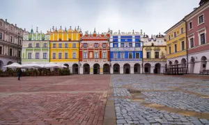 Kolorowe kamienice na Rynku Wielkim w Zamościu, tworzące malowniczy obraz tego **starego miasta w Zamościu**.
