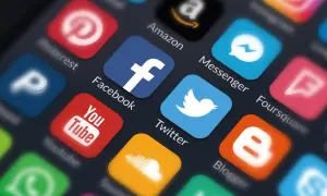 Ikony popularnych aplikacji **social media**: Facebook, Twitter, YouTube, Pinterest, Amazon, Messenger, Blogger.