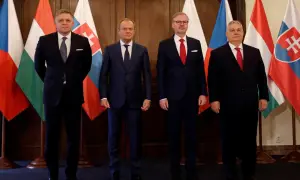 Liderzy państw Grupa Wyszehradzka: Czech, Słowacji, Węgier i Polski stoją przed flagami swoich krajów.
