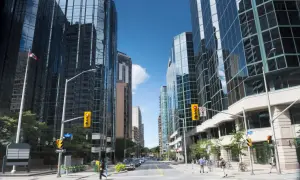 Kanada stolica, Ottawa, zdominowana przez nowoczesne wieżowce i ruchliwe ulice.