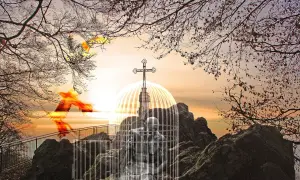 Eklektyzm: uwięziony człowiek w klatce, płonące ptaki wolności, krzyż na tle zachodzącego słońca.