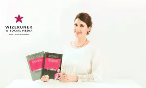 Uśmiechnięta influencerka Anna-Maria Wiśniewska prezentuje swoje książki o wizerunku w social mediach.