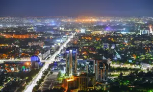 Taszkient, stolica Uzbekistanu, nocą. Rozświetlone drapacze chmur i ulice tworzą malowniczy krajobraz miejski.