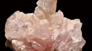 Różowy kwarc, piękny minerał z grupy krzemianów (sio2), z licznymi fasetkami i półprzezroczystymi kryształami.