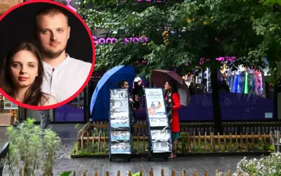 Para młodych świadków Jehowych oferuje darmowe kursy biblijne pod parasolami.