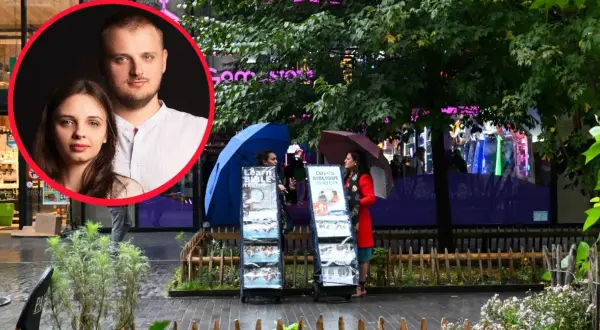Para młodych świadków Jehowych oferuje darmowe kursy biblijne pod parasolami.