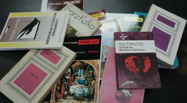 Książki z motywem ojczyzny, jak "Cierpienia młodego Wertera" czy "Lord Jim", leżą na stole, czekając na odkrycie.