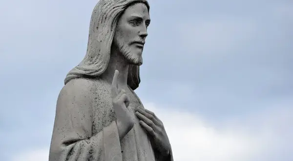 Kamienna figura Jezusa, z uniesionym palcem wskazującym, jakby przemawiając przeciwko schizmie.
