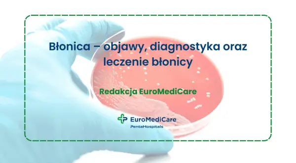 Rękawiczka medyczna trzyma szalkę Petriego z kulturą bakteryjną. Tytuł: Błonica – objawy, diagnostyka oraz leczenie błonicy.