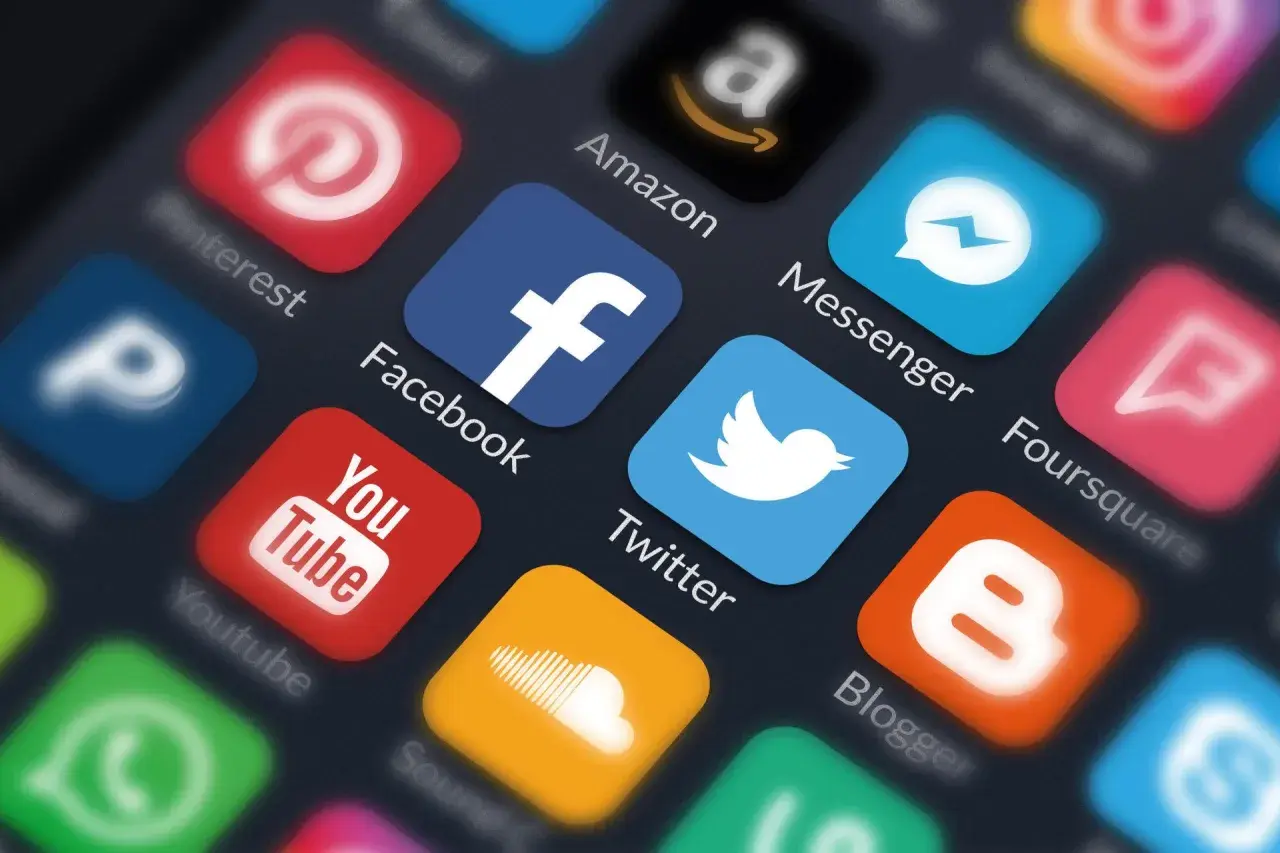 Ikony popularnych aplikacji **social media**: Facebook, Twitter, YouTube, Pinterest, Amazon, Messenger, Blogger.