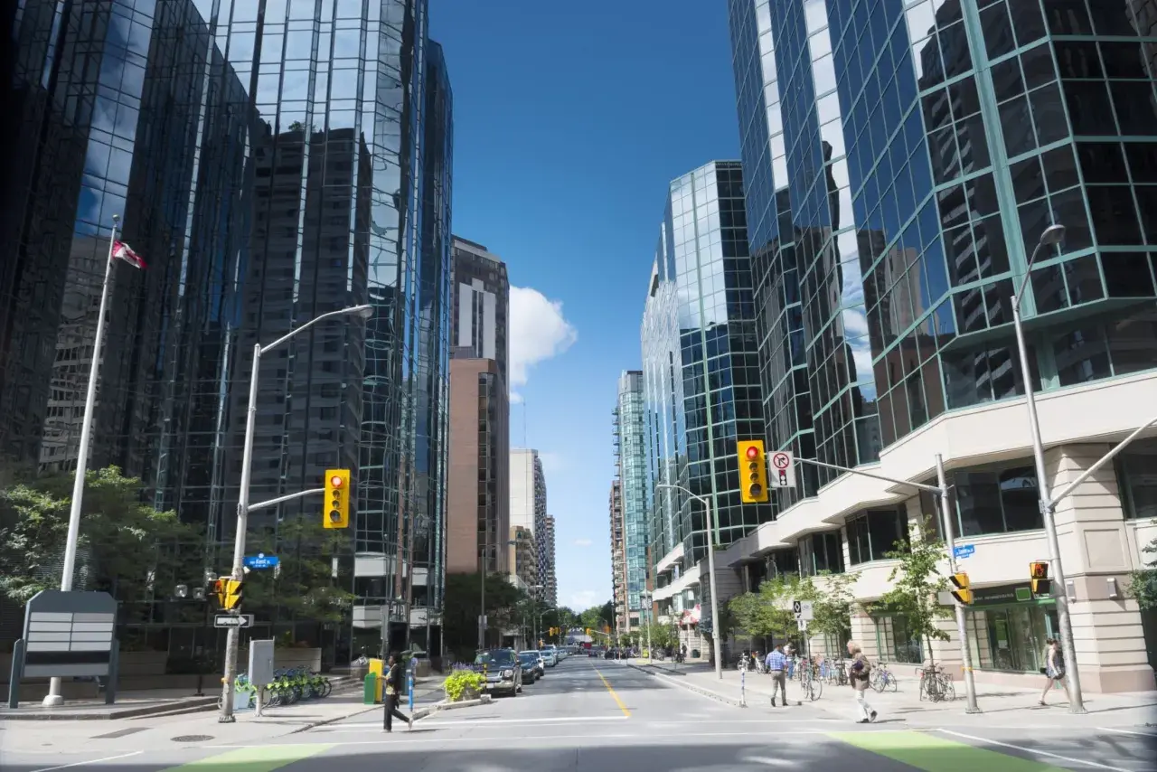 Kanada stolica, Ottawa, zdominowana przez nowoczesne wieżowce i ruchliwe ulice.