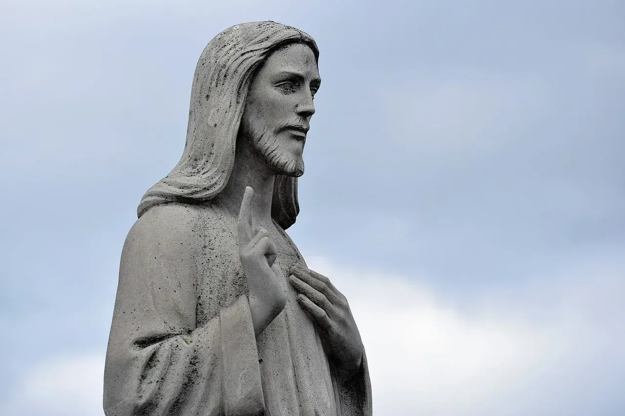 Kamienna figura Jezusa, z uniesionym palcem wskazującym, jakby przemawiając przeciwko schizmie.