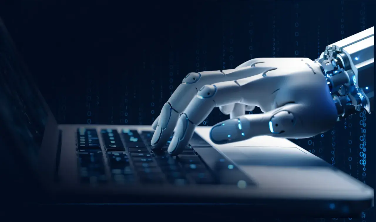 Robotyczna dłoń pisze kod na laptopie. W tle widać spadające jedynki i zera, symbolizujące dane.