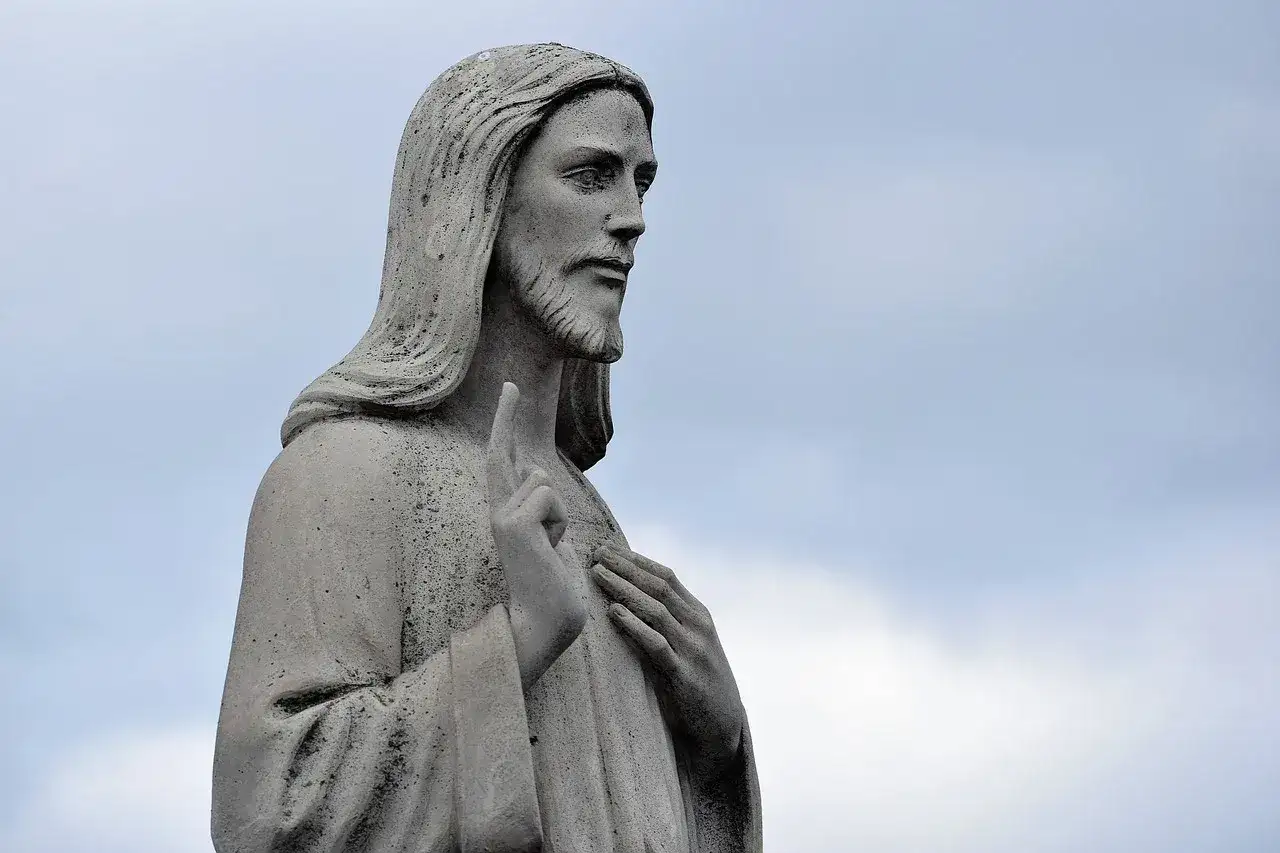 Kamienna figura Jezusa, z uniesionym palcem wskazującym, jakby przemawiając przeciwko schizmie.