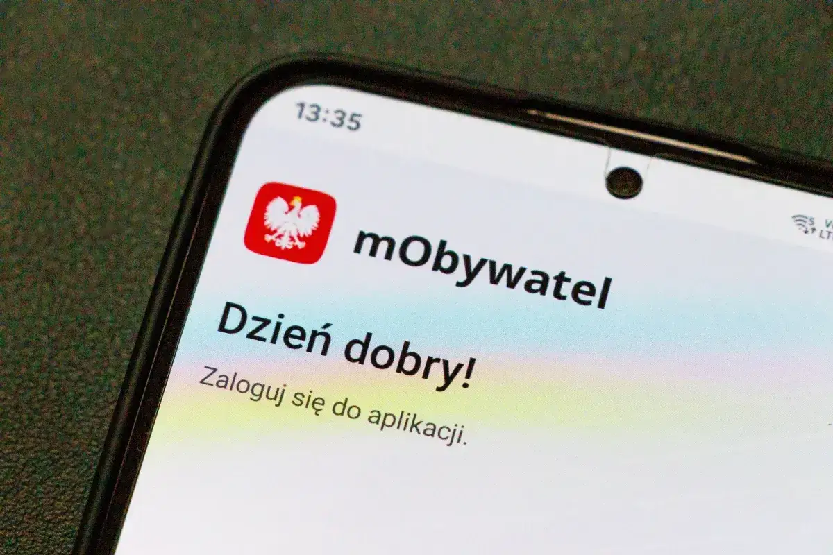 Ekran smartfona z aplikacją mObywatel. Można tu znaleźć cyfrową e-legitymację szkolną.