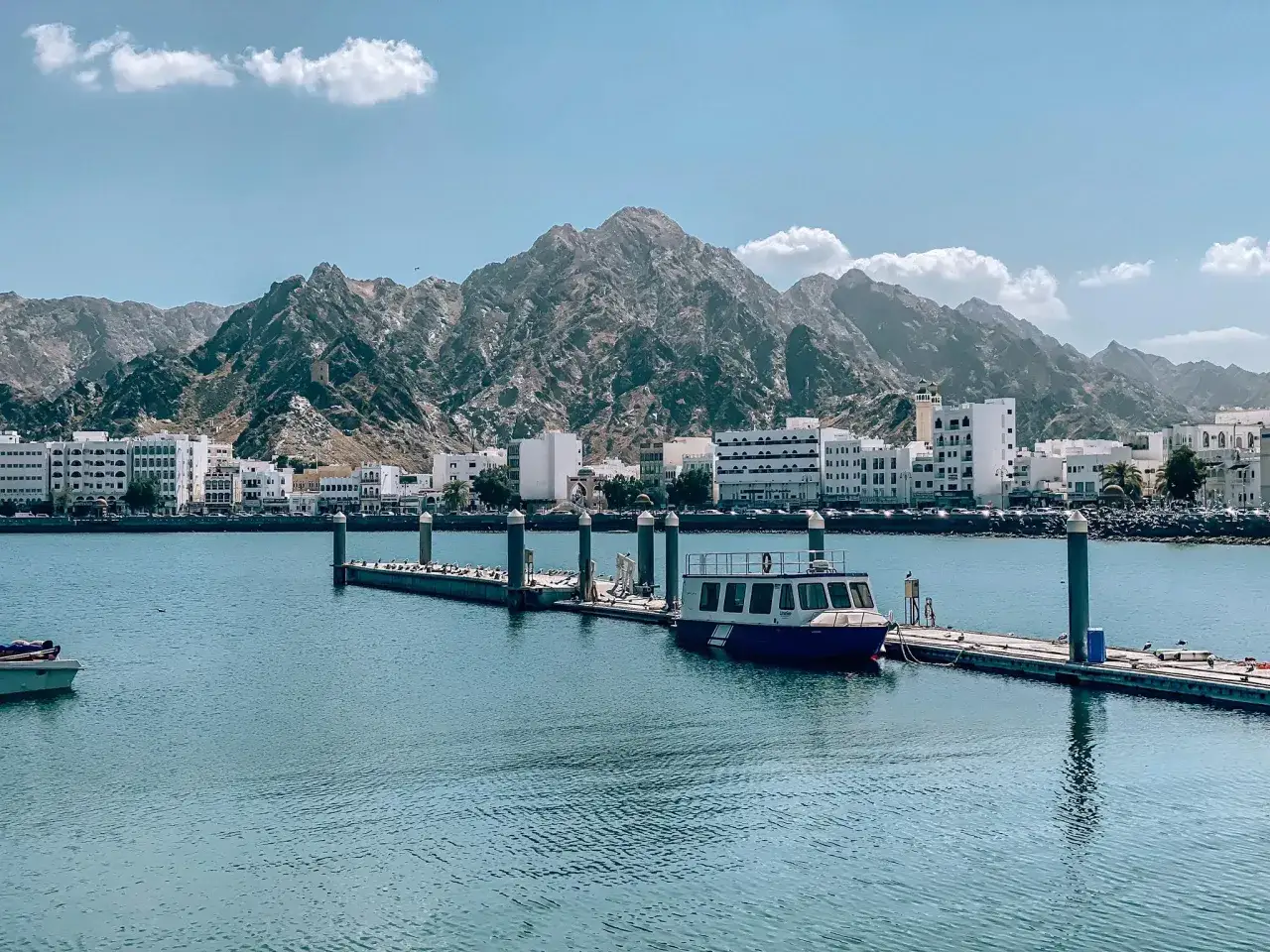 Widok na port w Maskacie, stolicy Omanu, z górami w tle.