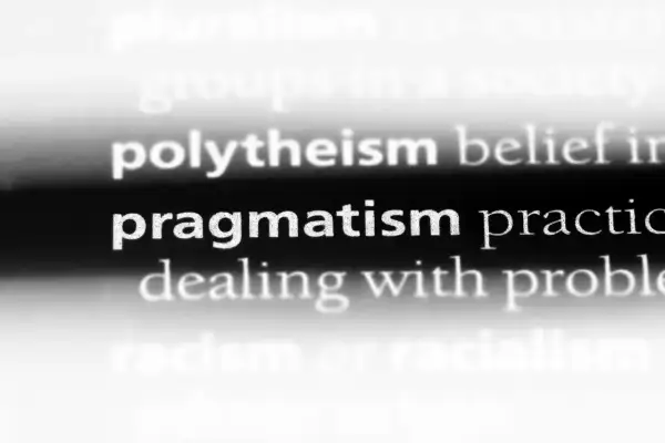 Pragmatyzm: praktyczne podejście do rozwiązywania problemów. Słowo "pragmatyzm" jest wyróżnione na czarnym tle.