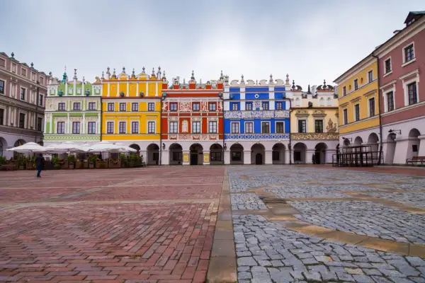 Kolorowe kamienice na Rynku Wielkim w Zamościu, tworzące malowniczy obraz tego **starego miasta w Zamościu**.