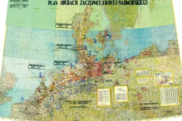Plan operacji zaczepnej Frontu Nadmorskiego, z zaznaczonym układem warszawskim, obejmujący Danię i północne Niemcy.