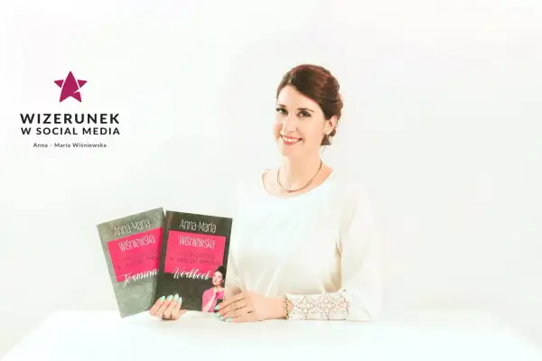 Uśmiechnięta influencerka Anna-Maria Wiśniewska prezentuje swoje książki o wizerunku w social mediach.