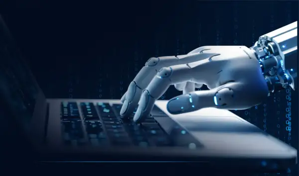 Robotyczna dłoń pisze kod na laptopie. W tle widać spadające jedynki i zera, symbolizujące dane.